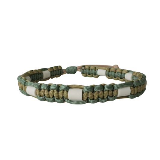 Collier EM vert et beige.